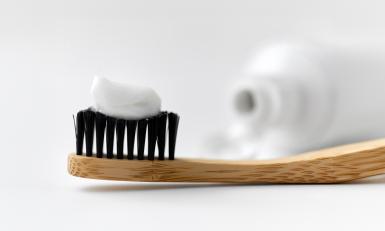 Keuringsdienst van Waarde - Waarom bevat meer dan de helft van alle tandpasta's toegevoegde plastics?